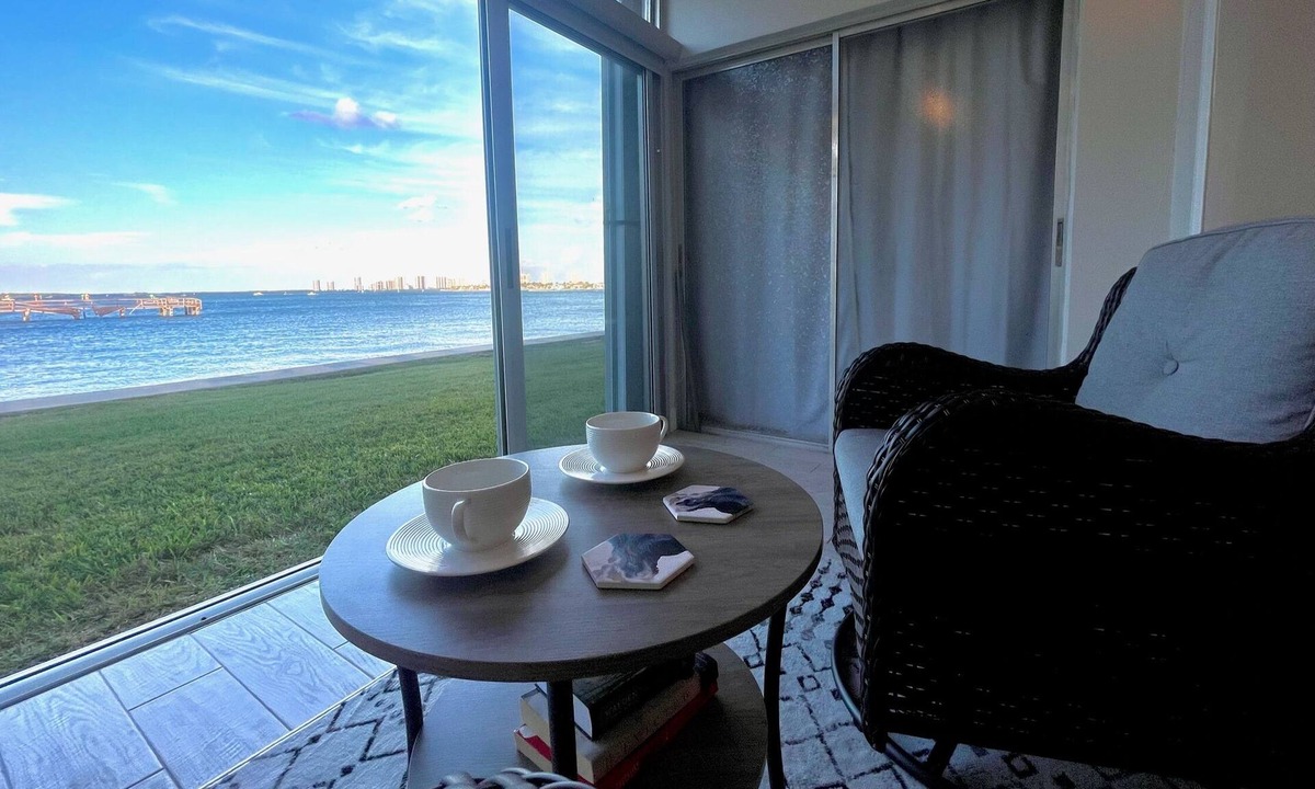 Florida North Atlantic Coast Condo | Beautiful Intracoastal Condo with Pool - walk to the beach! 90 day min