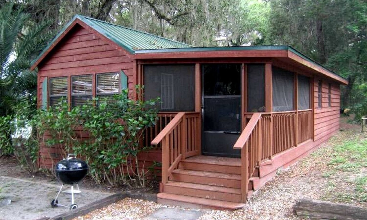 Inverness Cabin | Classic Cabin with Furnished Deck in Inverness, Florida