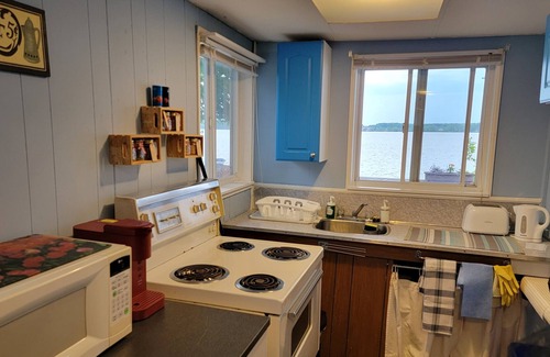 Greater Napanee Cottage | WATERFRONT COTTAGE IN GREATER NAPANEE UNIT A 4305 County road 9, Greater napanee