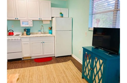 Tybee Island House | Bubble Gum Apt “B”, 2 blocks to the Beach! Sleeps 2 adults