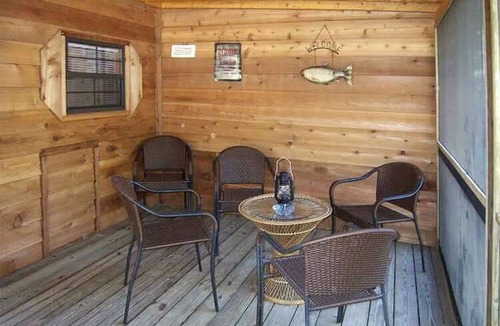 Inverness Cabin | Classic Cabin with Furnished Deck in Inverness, Florida