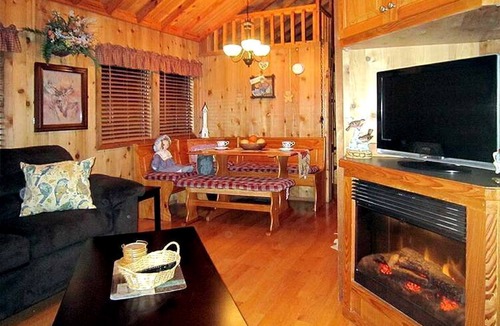 Inverness Cabin | Classic Cabin with Furnished Deck in Inverness, Florida