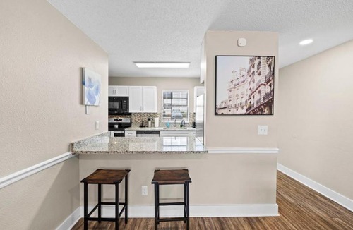 University Apartment | Cozy Townhouse - Gym Pool Golf Fast WiFi 2B2B