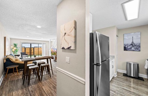 University Apartment | Cozy Townhouse - Gym Pool Golf Fast WiFi 2B2B