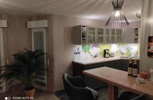 Lauta Apartment | Großzügige Ferienwohnung am Waldesrand im Seenland