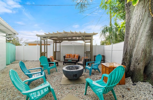 South Pinellas Community Council House | Minutes to beach; arcade, multifamily, Outdoor oasis, sleeps 10