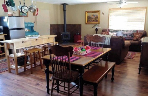 Pinetop Cottage | "Rustic Retreat" Escape To The "White Mountains" of Pinetop, Arizona