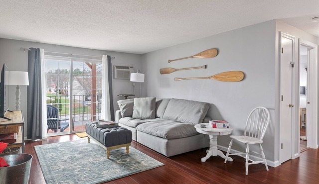 2BR Apt. Sunny & Open with Balcony, car port, pool, bikes