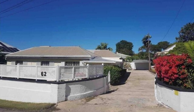 3 Bedroom Family Cottage 5 mins walk to beach and all amenities