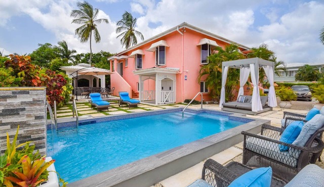 3 Min Walk to Beach - Blessed Manor (5 Bed House)