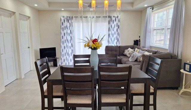 73 Fairway Gardens Cozy 2-bedroom apartment in lovely Rendezvous with AC, WiFi