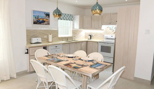 Beautiful Beachfront Apartment: Turtles Nest B