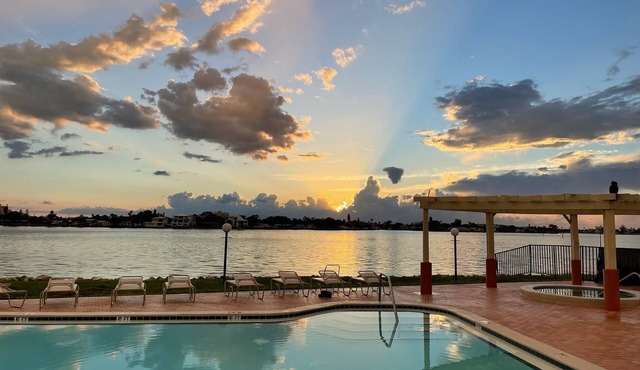Breathtaking Panoramic Ocean views and quick drive or walk to Pass A Grill Beach