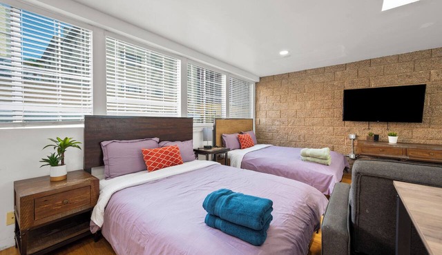 Bright Remodeled 2 queen beds Studio Close Little Italy