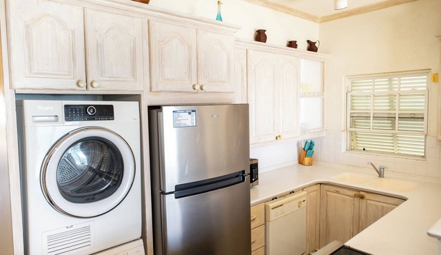 Charming 2-bedroom condo, with WiFi, AC & uninterrupted sea views in Bridgetown