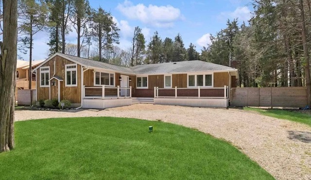 Charming 3-Bedroom East Hampton Retreat with AC, WiFi, and Private Beach Access