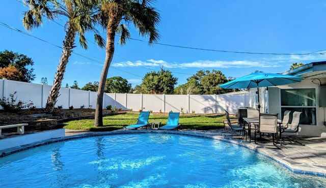 Coastal Getaway House w/climate controlled Pool – 5 Mins Drive to Madeira Beach