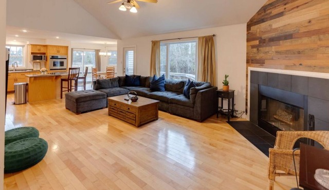 Cozy 4 bedroom house for rent in the heart of the Mountains. Minutes to Cannon.