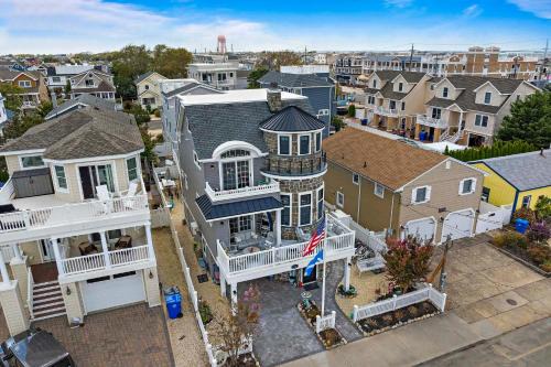 Family Home w/5 Decks! Fantasy Island Down Street