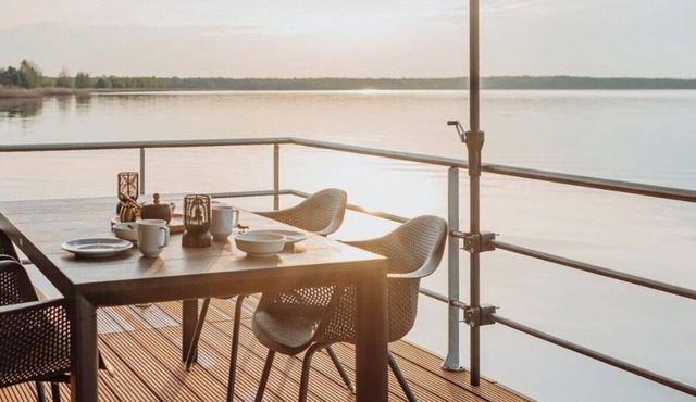 Floatinghouse Cosy Home: lake view, fireplace & terrace with outdoor mooring