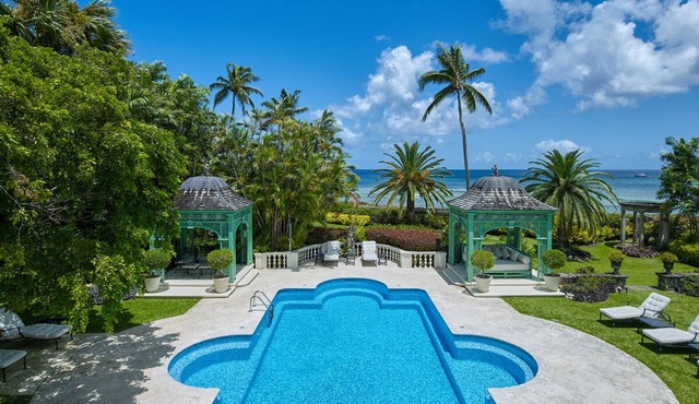 Glamorous Beachfront Estate - Leamington