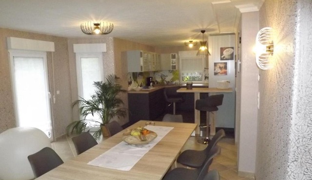 Großzügige Ferienwohnung am Waldesrand im Seenland