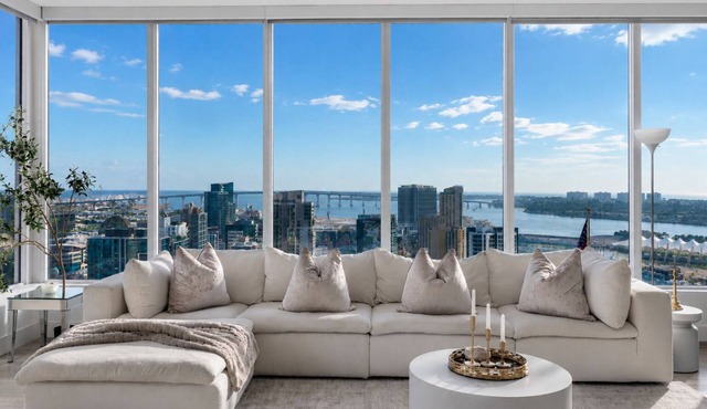 High-Rise Downtown Condo w/Water, Petco Park & Coronado Bridge Views