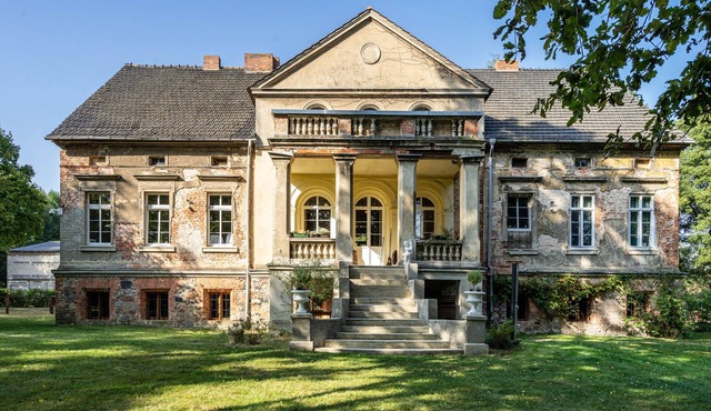 Holiday Apartment in Country Castle with Shared Terrace, Garden, and Wi-Fi
