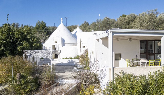Intimate trullo with little pool and garden