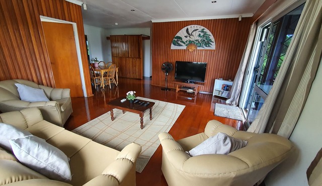 Loverly 3 Bedroom rental pool outdoor area 3 mins from the city
