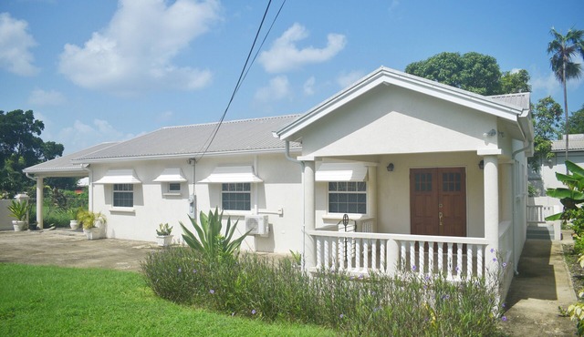 Luxury Three Bedroom Two and 1/2 Bathroom Bungalow Close to Beach