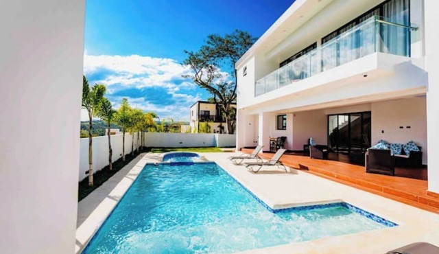 Luxury Tropical Paradise Villa, 4 bed. W Pool