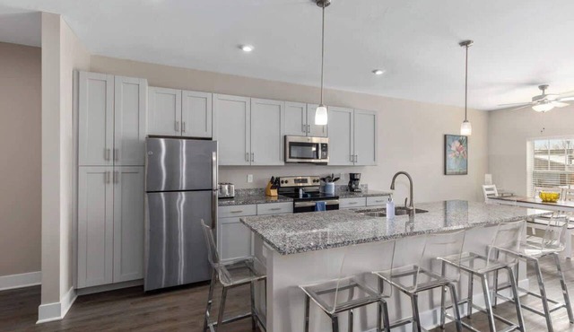 Modern 2BR & 2BA Condo with Garage & Patio