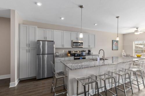 Modern 2BR & 2BA Condo with Garage & Patio