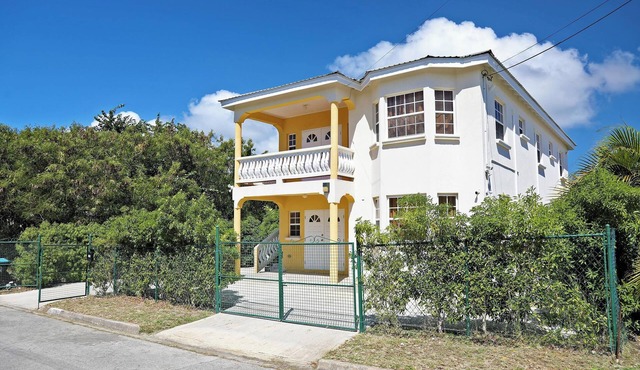 Modern Villa - Upstairs St Philip Barbados, 5 min from Airport, AC, Wifi Parking