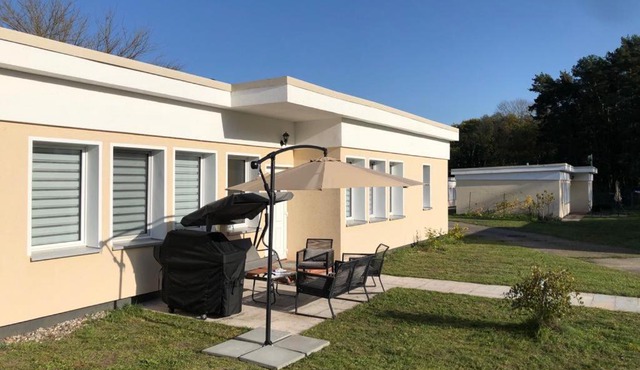 Moderne Ferienwohnungen mit Terrasse, Pool, Wallbox & Spielplatz in den Götzer Bergen - ideal für Ihren Berlin-Besuch und auch für Gruppen bis zu 40 Personen geeignet