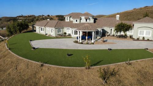 Murrieta Manor - Private 6-Acre Estate, 50ft Pool, Spa, Theater & Mini Golf