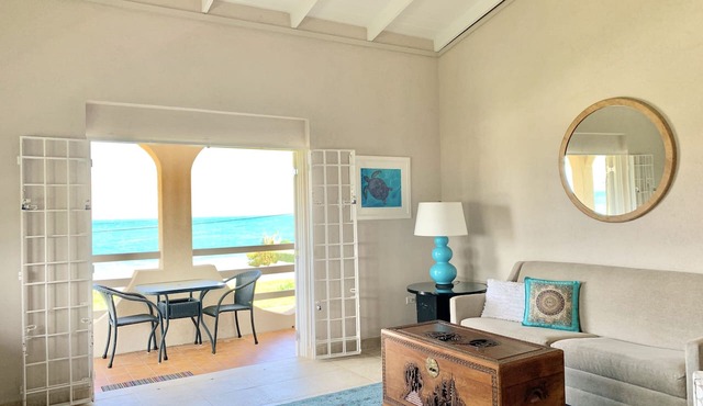 Ocean facing spacious One Bedroom Apt two minutes walk to the beach