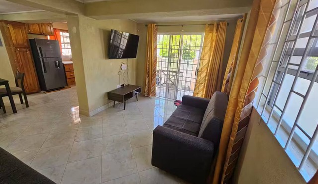 Peaceful 2-bedroom downstairs apartment walking distance to the airport.