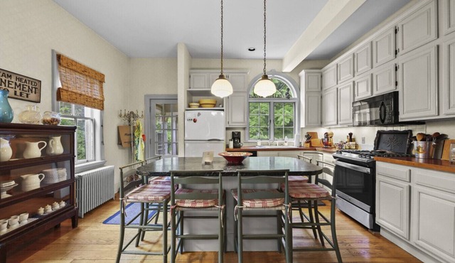 St Anne`s Manor | Walk to Downtown! Sleeps 8