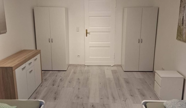Steglitz VI—Large apartment with a balcony for groups, coworkers, or families