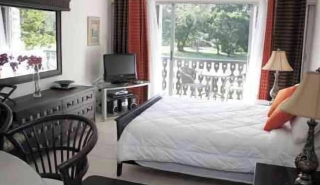 Studio Apartment Overlooking first fairway