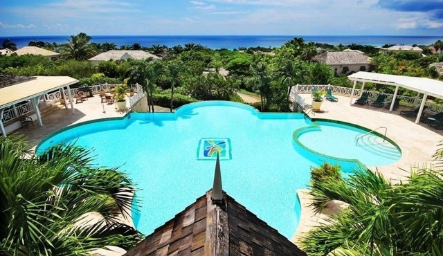 Stunning Penthouse with sea views, exclusive estate with Beach Club Membership