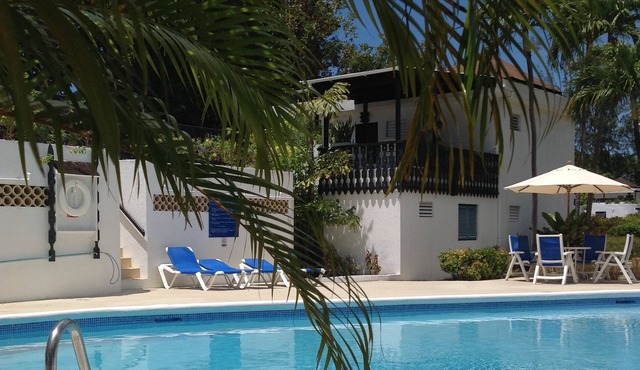 STYLISH 2 BEDROOM TOWNHOUSE WITH POOL close to Accra beach