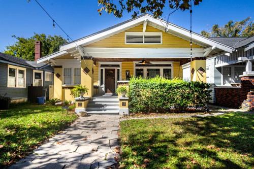 Sunny Springfield Yellow House Family rental