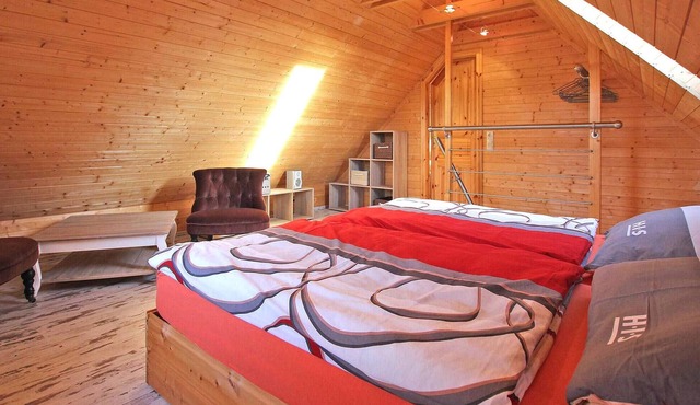 The log cabin-style holiday home for up to 4 people is located on the owners' approx.
