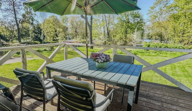 Top location on the lake - Charming yellow bungalow with terrace & lake view