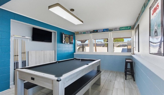 Venetian Escape Gameroom, Private Patio & Grill