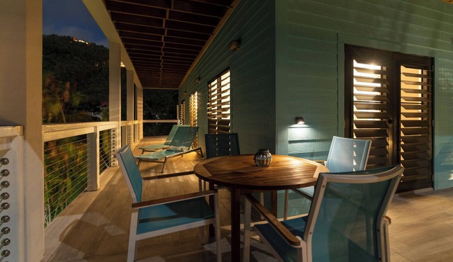 Verandah-style Living Overlooking Coral Bay