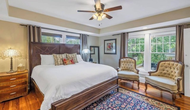 Walnut Room at ONE Inn, Comfy, Steps to Downtown St. Pete: Ideal for all guests!